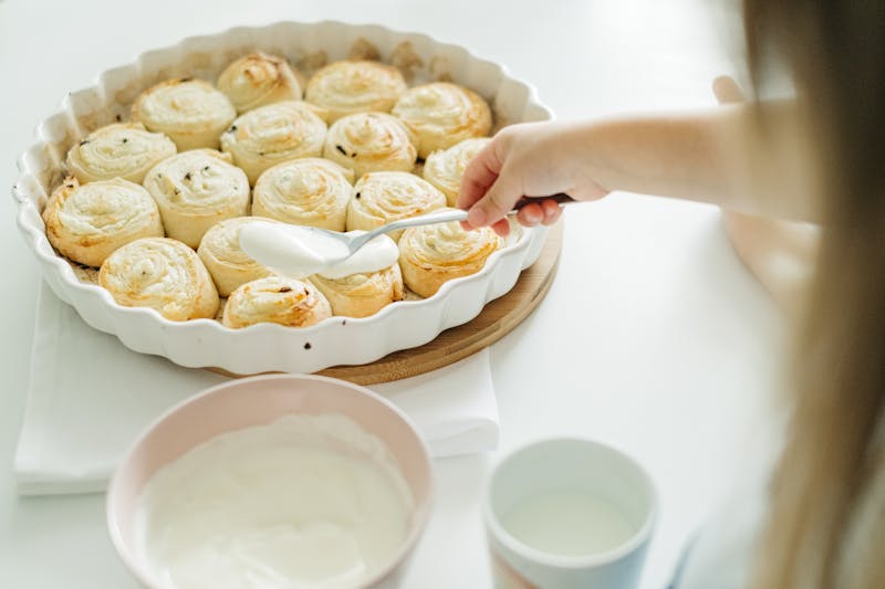 Sweet cinnamon breadsticks with vanilla icing dip
